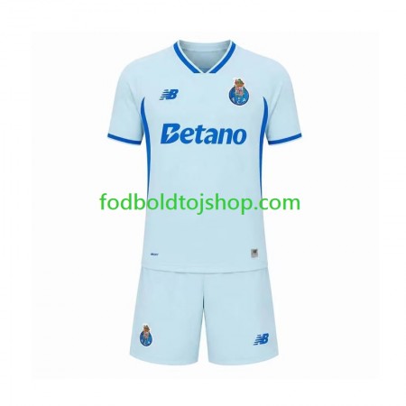 FC Porto Børn 3. Fodboldsæt 2026-27 S/S (+ Korte bukser) FC Porto Børn 3. Fodboldsæt 2026-27 S/S (+ Korte bukser)